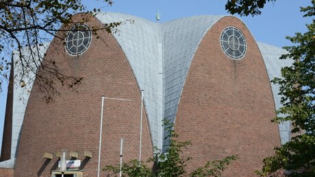 Zur Pfarreiengemeinschaft gehört auch die weitaus größere Kirche St. Engelbert in Riehl von Gottfried Böhm. / © Beatrice Tomsasetti (DR)