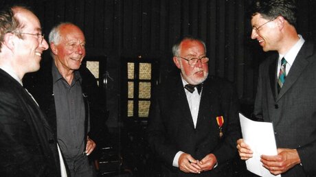 Zur Verabschiedung von Josef Rüenauver 2001 kamen Paul und Gottfried Böhm sowie sein Nachfolger Martin Struck.  / © Beatrice Tomasetti (DR)
