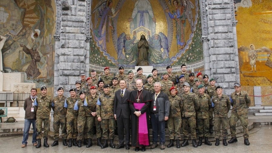 Bischof Overbeck mit Soldaten in Lourdes / © Kluge (kmba)