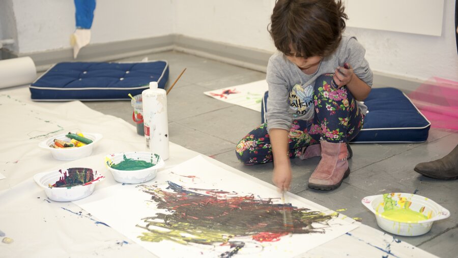 Kunstprojekt mit Flüchtlingskindern in der Ermekeilkaserne / © Jennifer Zumbusch
