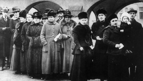 100 Jahre Frauenwahlrecht - Frauen wählen zum ersten Mal / © N.N. (dpa)