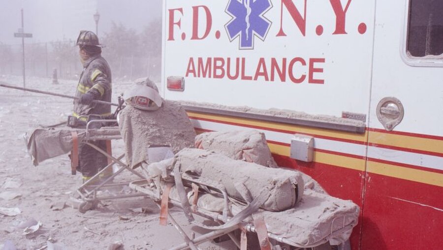 11.09.2001, New York: Eine staubbedeckte Krankentrage und ein Feuerwehrmann / © Randy Taylor (dpa)