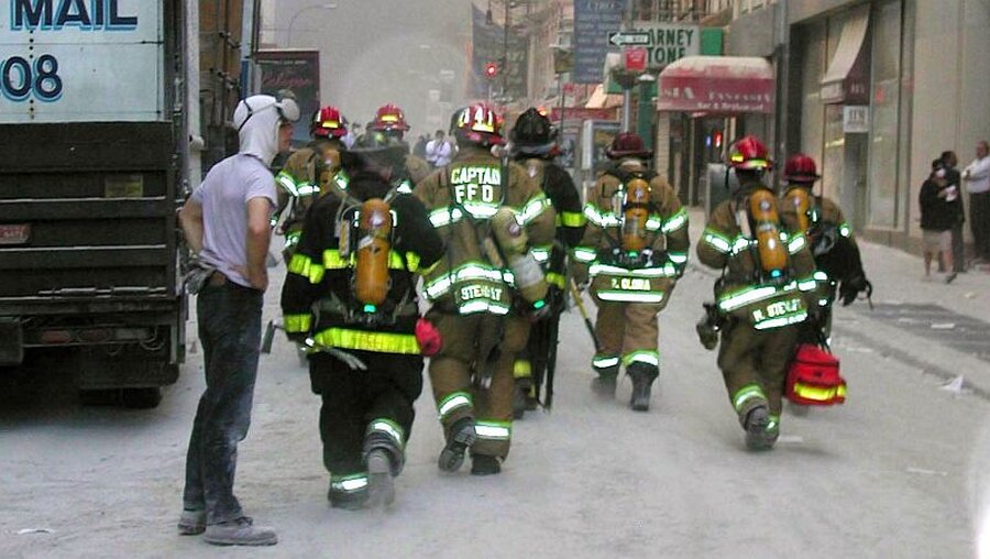 11.09.2001, New York: Feuerwehrleute nähern sich den Überresten des World Trade Centers / © Ciaran Dougherty (dpa)