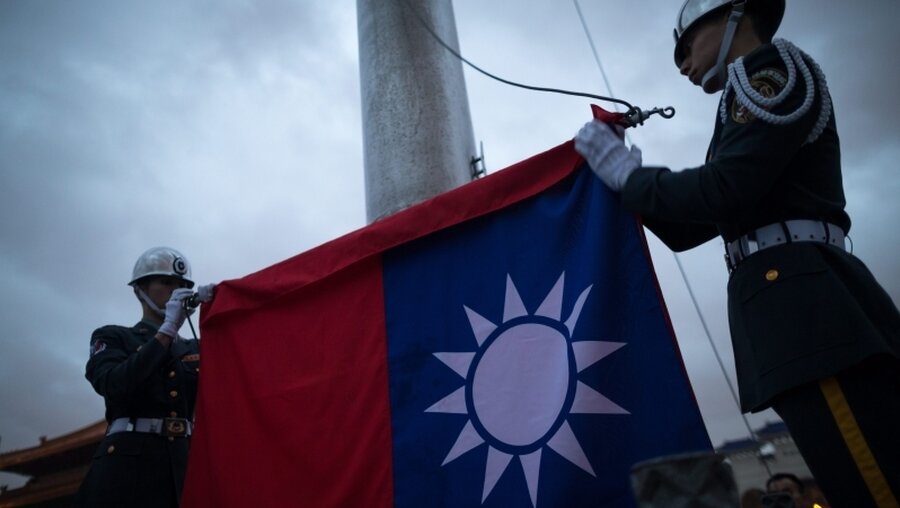 Hissen der Flagge Taiwans / © Jerome Favre (dpa)