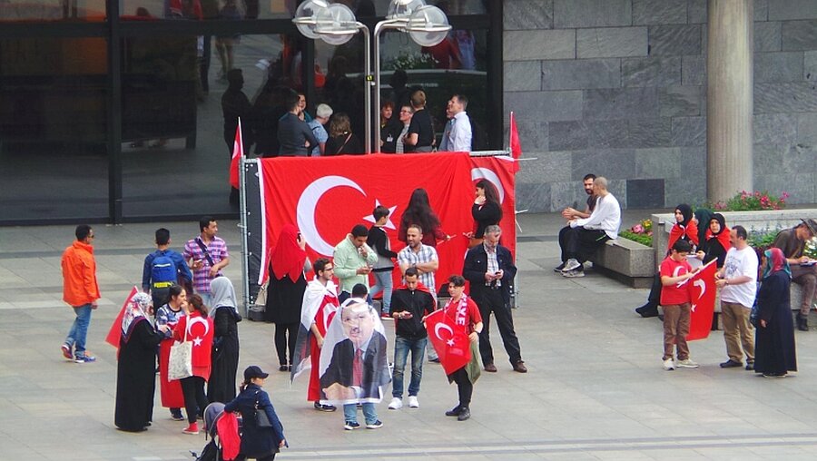 Türken versammeln sich am Tag nach dem Putsch vor dem Dom / © Marion Sendker (DR)