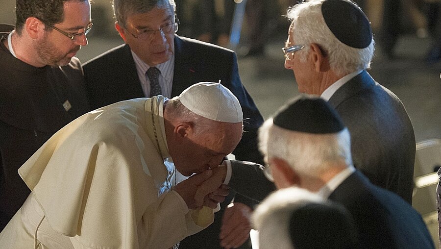 Papst Franziskus begrüßt jüdische Männer in Jerusalem / © Romano Siciliani (KNA)
