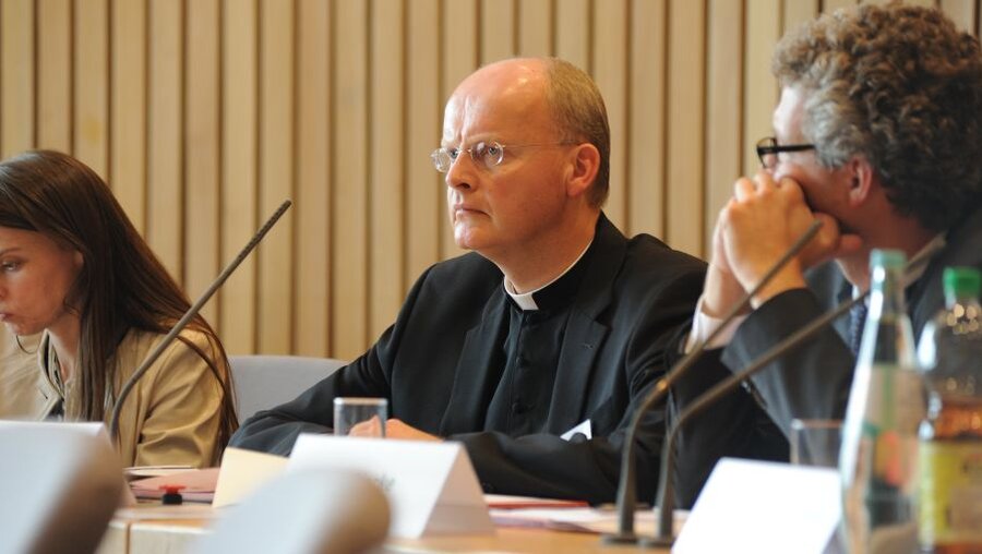 Bischof Franz-Josef Overbeck beim Symposium (KNA)