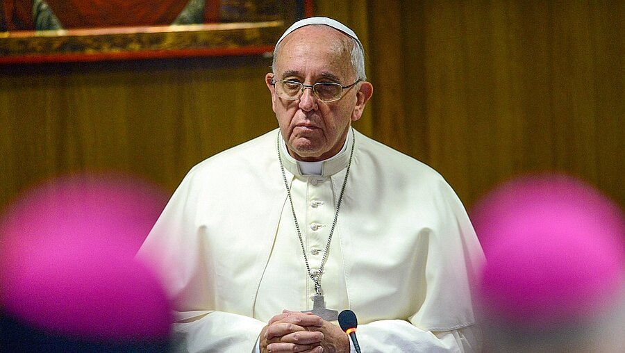 Papst Franziskus eröffnete die Bischofssynode (KNA)