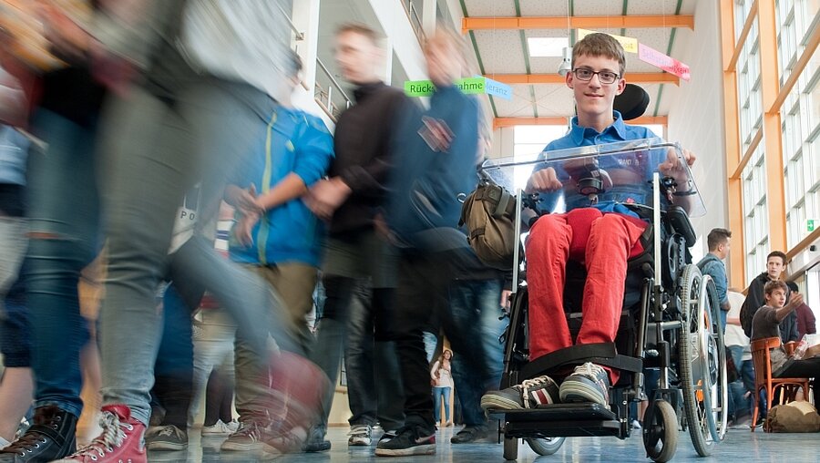 Schüler im Rollstuhl (KNA)
