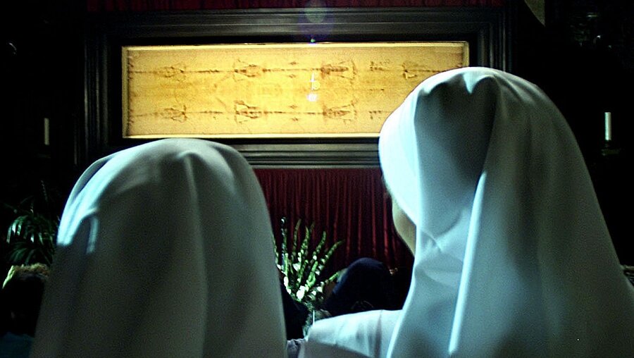 Zwei Schwestern beten vor dem Turiner Grabtuch (KNA)
