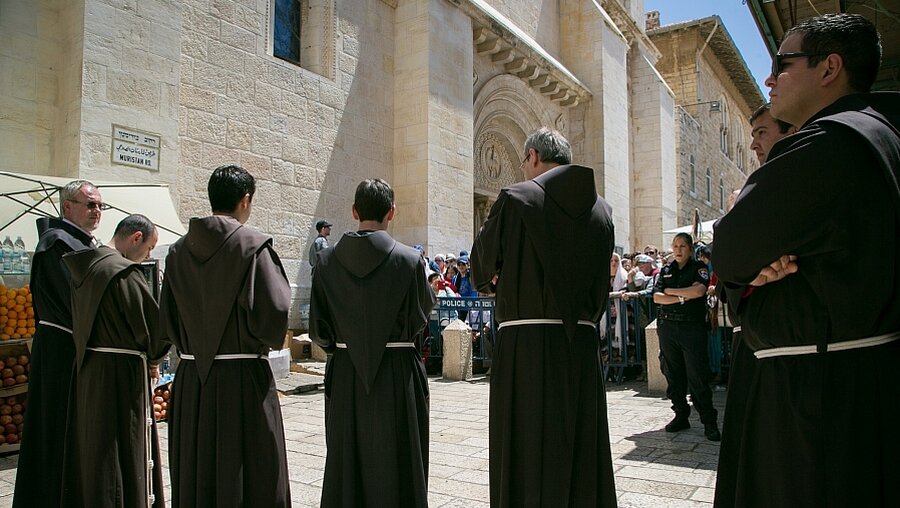 Franziskanermönche beim Gebet (KNA)