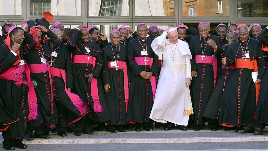 Papst Franziskus mit afrikanischen Bischöfen / © Maurizio Brambatti (dpa)