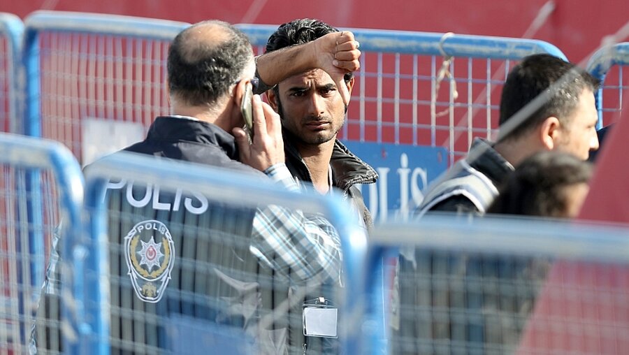 Flüchtlinge werden in die Türkei abgeschoben / © Tolga Bozoglu (dpa)
