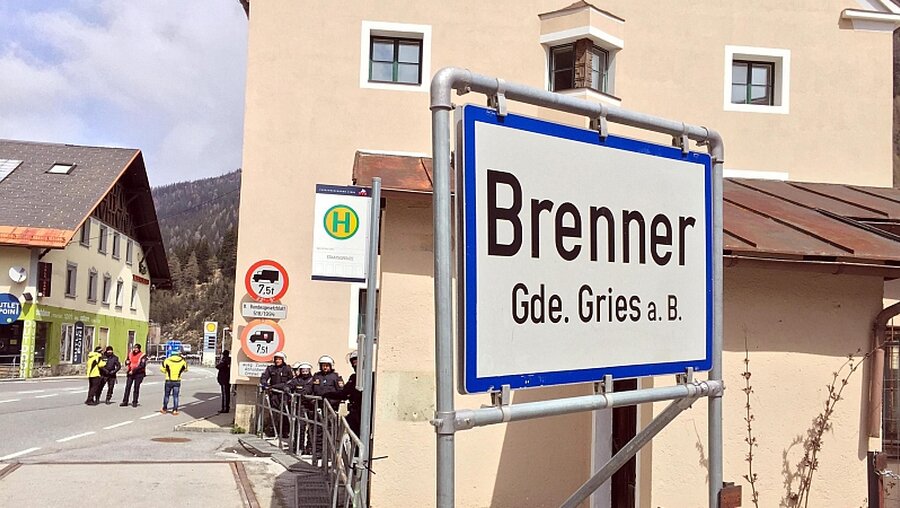 Österreich will Grenzkontrollen am Brenner einführen / © Roberto Tomasi (dpa)