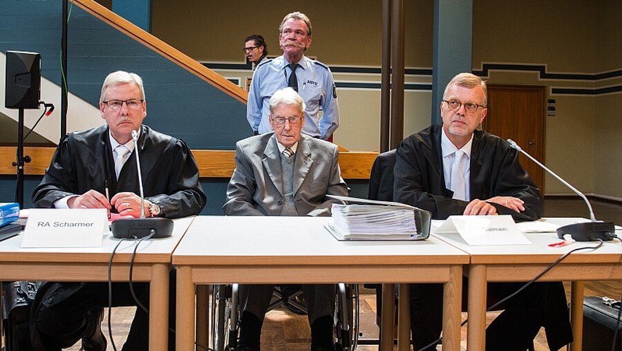 Angeklagter Reinhold Hanning (m.) vor Gericht / © Bernd Thissen (dpa)