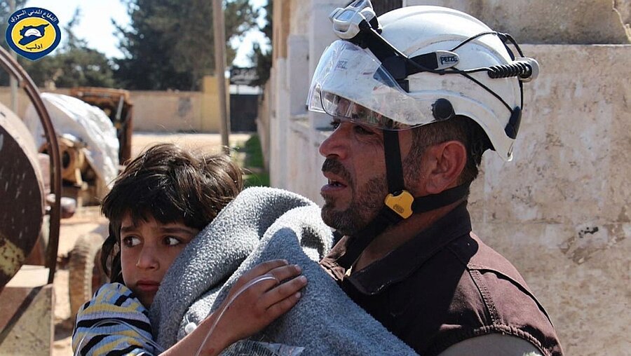 Helfer birgt Kind nach mutmaßlichen Giftgasangriff / © Syria Civil Defence/ZUMA Wire (dpa)