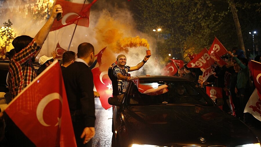 Erdogan-Unterstützer überzeugt vom Sieg / © Emrah Gurel (dpa)