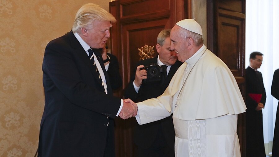 Papst empfängt Trump  / © Alessandra Tarantino (dpa)