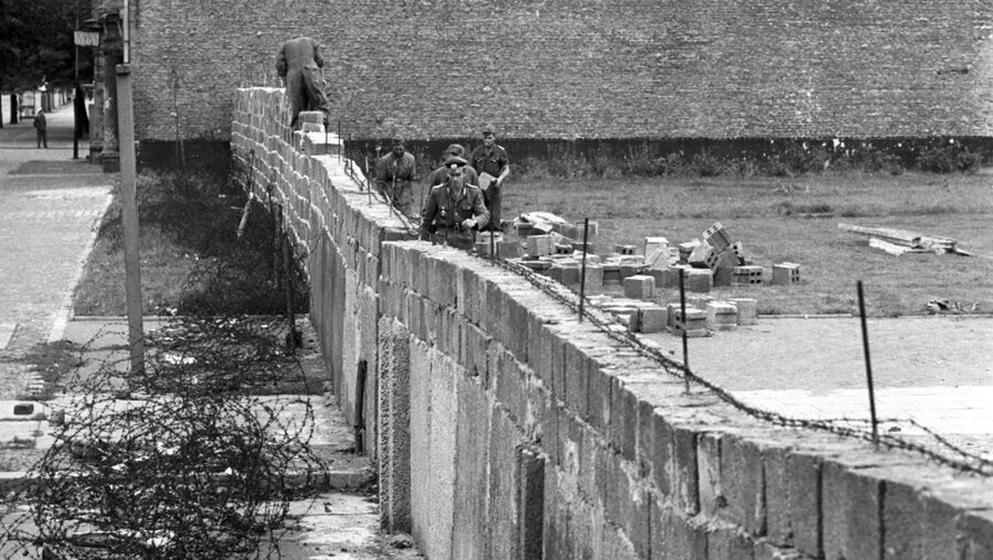 Volkspolizisten und Arbeiter der DDR beim Errichten der Berliner Mauer am 06.10.1961 / © Bildarchiv (dpa)