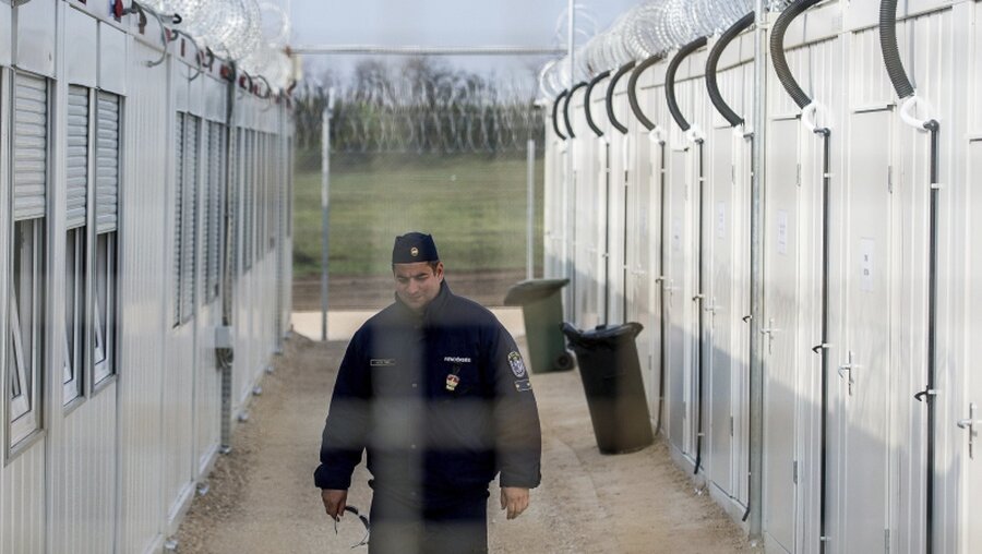 Internierungslager für Asylsuchende in Ungarn / © Sandor Ujvari (dpa)