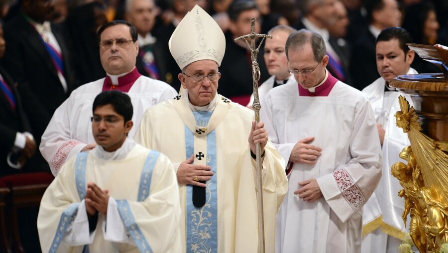Papst Franziskus im Petersdom (KNA)