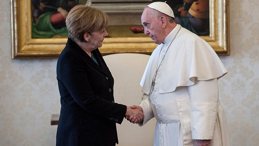 Franziskus mit Bundeskanzlerin Merkel / © Paolo Galosi (KNA)