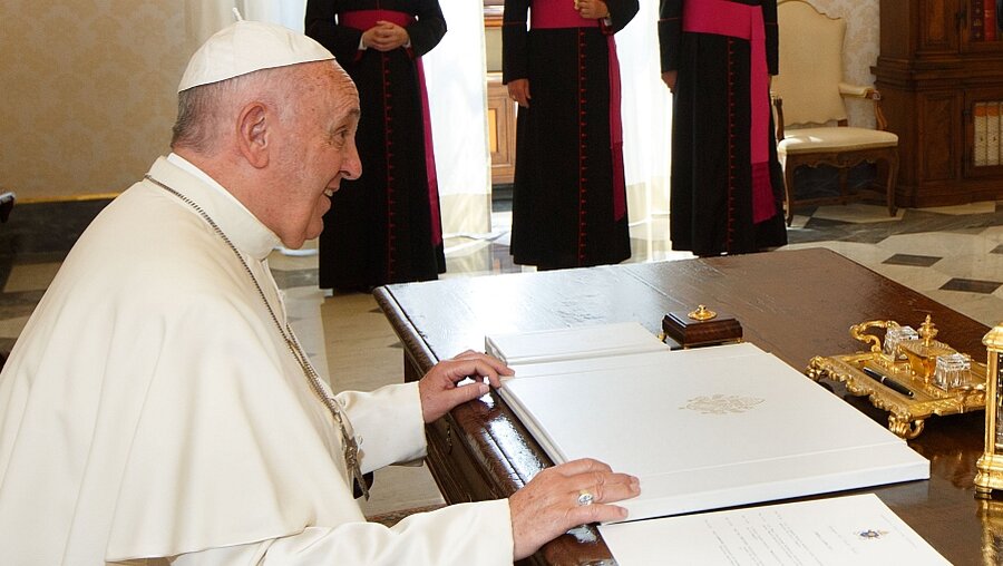 Papst Franziskus am Schreibtisch (KNA)