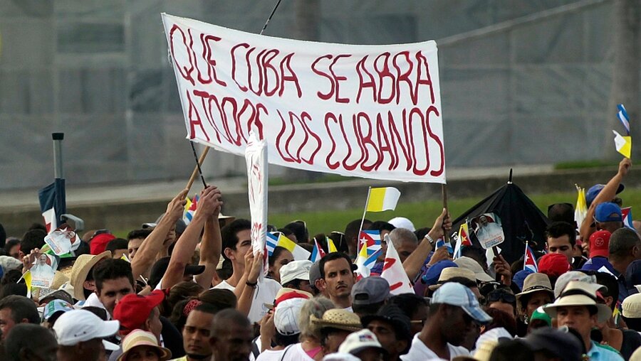 Teilnehmer der Messe fordern die Öffnung Kubas für alle Kubaner / © Carlos Garcia Rawlins (KNA)