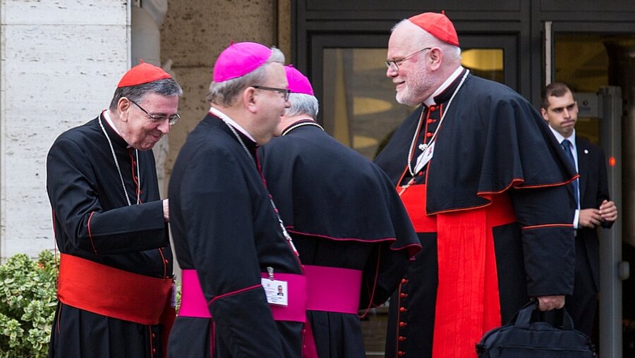 Deutschprachige Synodenteilnehmer: Kardinal Kurt Koch, Bischof Franz-Josef Bode und Kardinal Reinhard Marx (v.l.) / © Andrea Krogmann (KNA)