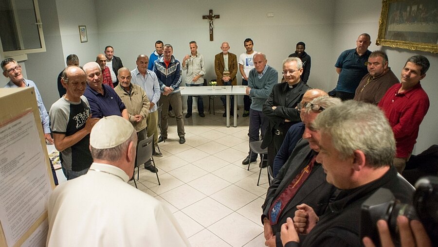 Papst besucht Obdachlosenheim (dpa)