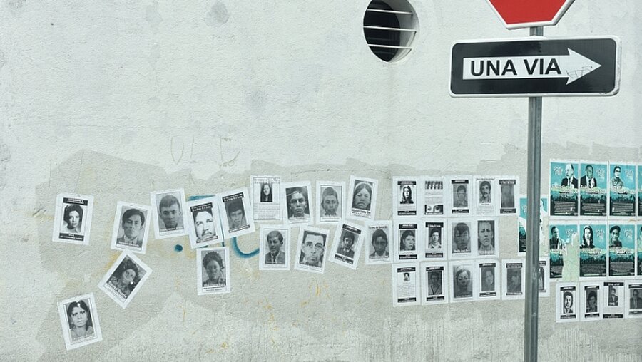 Bilder von Vermissten hängen an einer Hauswand in Guatemala-Stadt / © Elisabeth Schomaker (KNA)