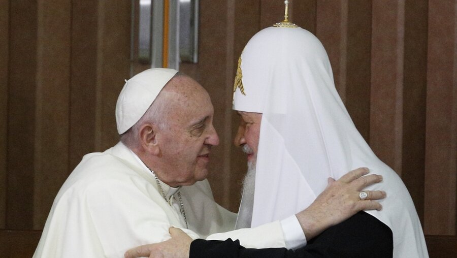 Papst Franziskus und Patriarch Kyrill I. umarmen sich nach der Unterzeichnung der gemeinsame Erklärung am 12. Februar 2016 am Flughafen von Havanna. Es ist das erste Treffen eines römischen Papstes mit dem Patriarch der russisch-orthodoxen Kirche. (KNA)