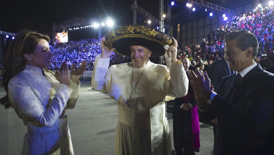 Willkommenszeremonie für Papst Franziskus mit dem mexikanischen Präsidenten Enrique Pena Nieto und seiner Frau Angelica Rivera bei der Ankunft in Mexiko-Stadt am 12. Februar 2016. (KNA)