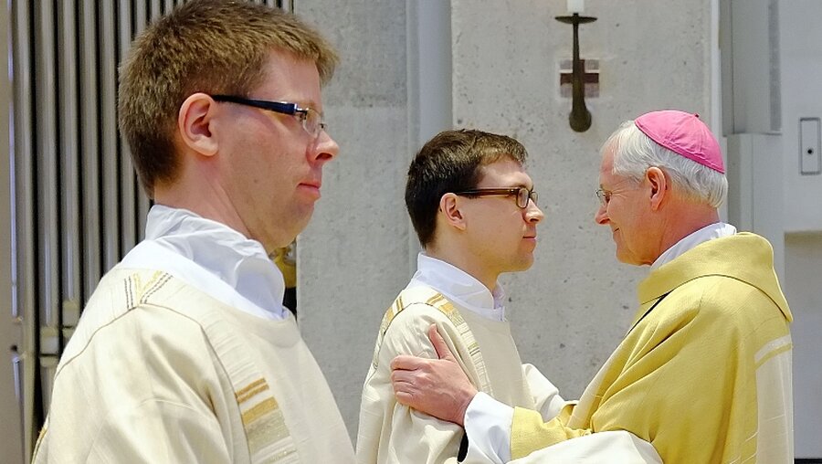 Benedikt Heimann (links) und Fabian Boungard (Mitte) werden am 3. Juni 2017 zu Priestern geweiht.  / © Gossmann  (Bistum Hildesheim)