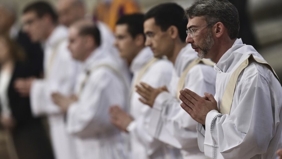 Papst Franziskus weiht elf Priester am 17. April 2016 im Petersdom im Vatikan. Bild: Die Weihekandidaten. / © N.N. (KNA)