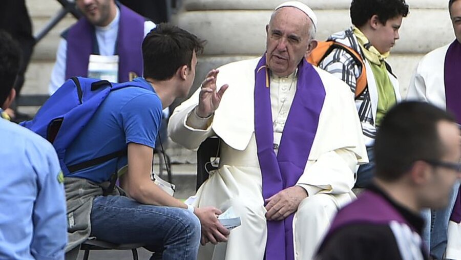 Hat ein offenes Ohr für die Jugend: Papst Franziskus / ©  Cristian Gennari/Romano Siciliani (KNA)