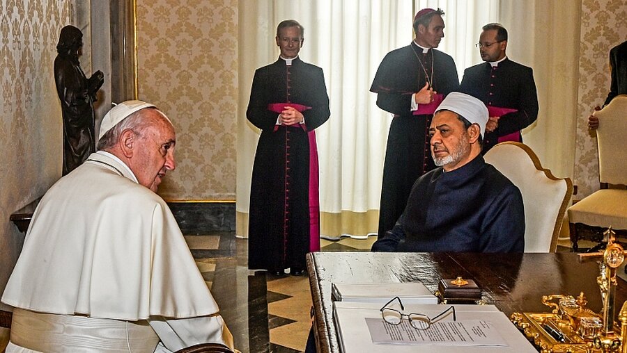 Papst Franziskus und Ahmed Mohammed al-Tayyeb / © Cristian Gennari (KNA)