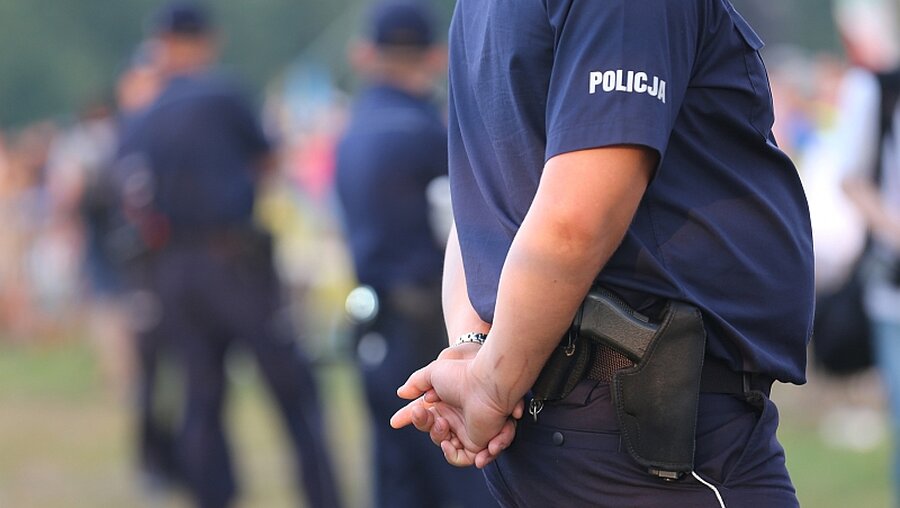 Polizisten sichern den Eröffnungsgottesdienst des Weltjugendtags am 26. Juli 2016 im Blonia-Park in Krakau / ©  Markus Nowak (KNA)