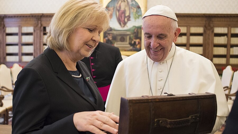 Hannelore Kraft schenkt dem Papst eine Grubenlampe / © Osservatore Romano (KNA)