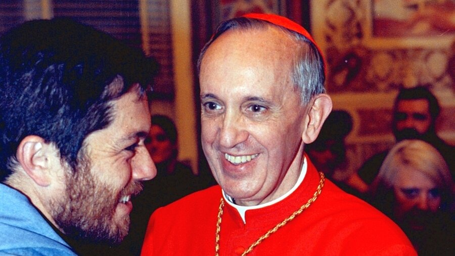 Jorge Mario Bergoglio nach seiner Ernennung zum Kardinal am 21. Februar 2001 (KNA)