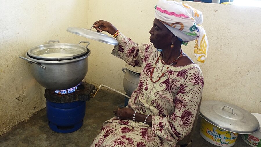 Die Leiterin der Minimolkerei von Pambolo, Guidi Diallo bei der Aufbereitung frischer Milch.  / © Michael Merten (KNA)