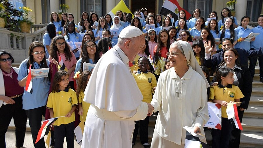 Franziskus begrüßt während seiner Ägyptenreise eine Ordensschwester / © Osservatore Romano/Agenzia Romano Siciliani (KNA)