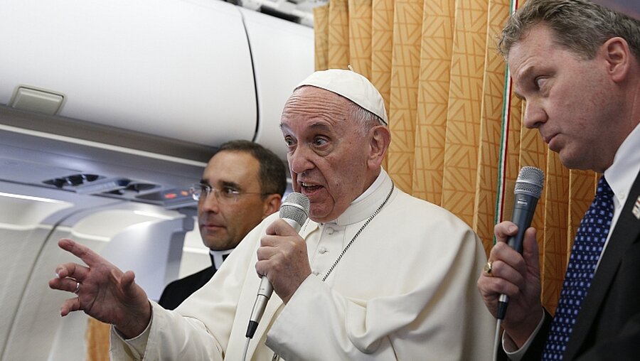 Franziskus bei der "fliegenden Pressekonferenz" auf dem Rückflug von Ägypten / © Paul Haring/Catholic News Service (KNA)