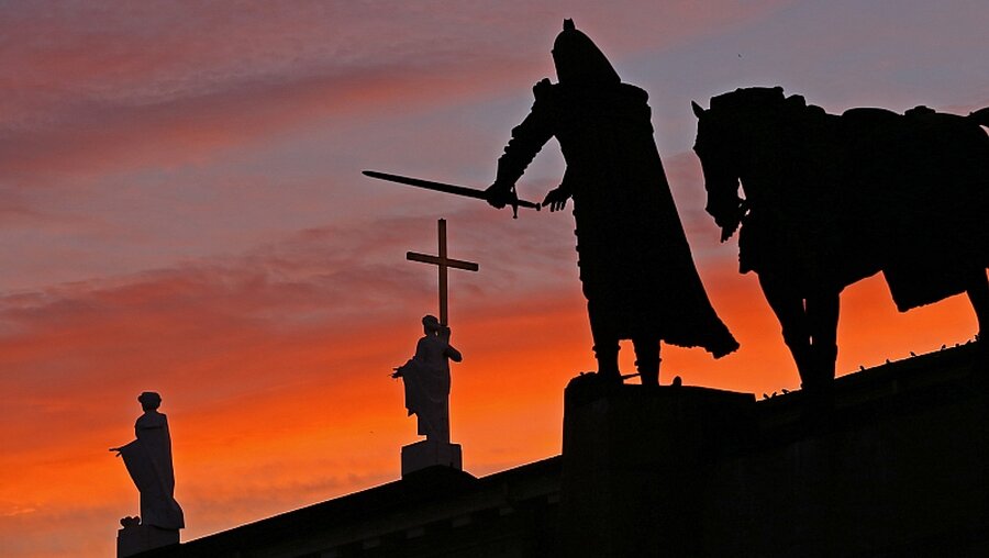 Gediminas-Denkmal vor dem roten Himmel bei Sonnenuntergang auf dem Kathedralplatz von Vilnius. / © Markus Nowak (KNA)