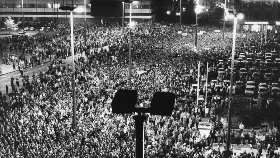 1989 in Leipzig: Menschenmassen bei der Montagsdemonstration auf dem Karl-Marx-Platz / © N.N. (dpa)
