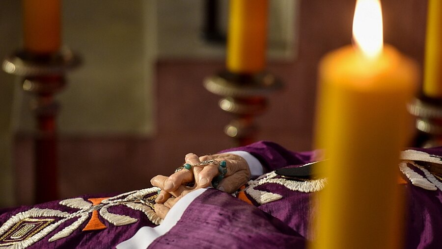 der aufgebahrte Leichnam des ehemaligen Kölner Erzbischofs Joachim Kardinal Meisner / © KNA (KNA)