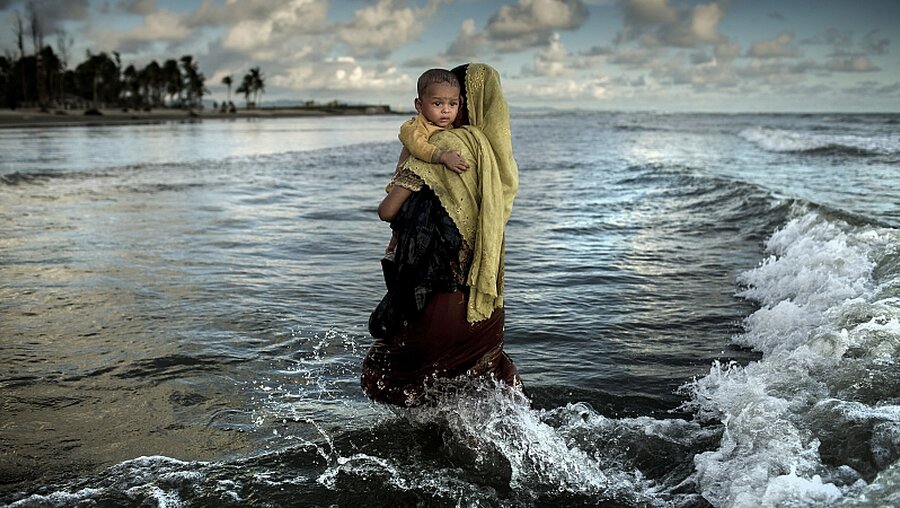 2. Platz beim "Unicef-Foto des Jahres 2017": Ein Rohingya-Flüchtling mit ihrem Sohn / © K.M. Asad (dpa)