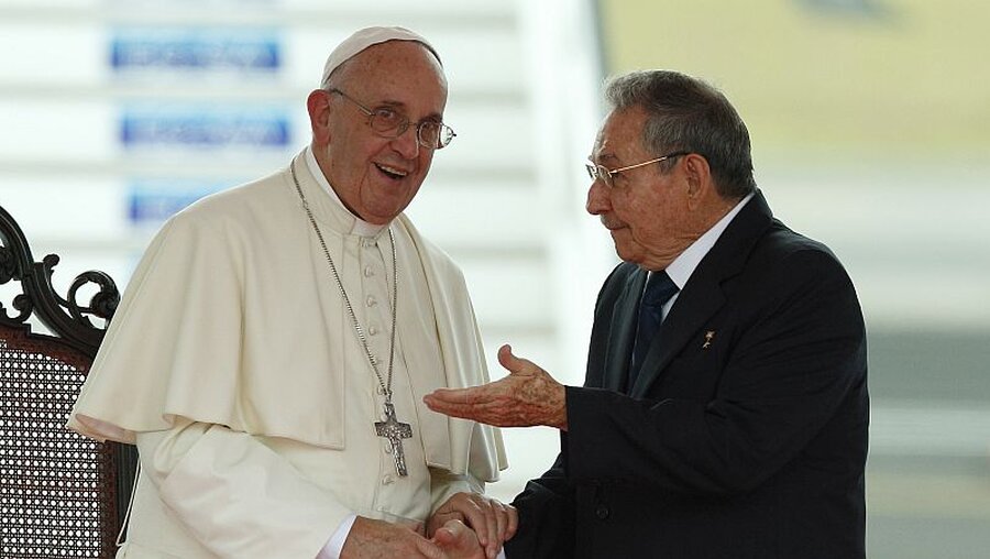 2015: Papst Franziskus und Raul Castro (r.) in Havanna / © Paul Haring (KNA)