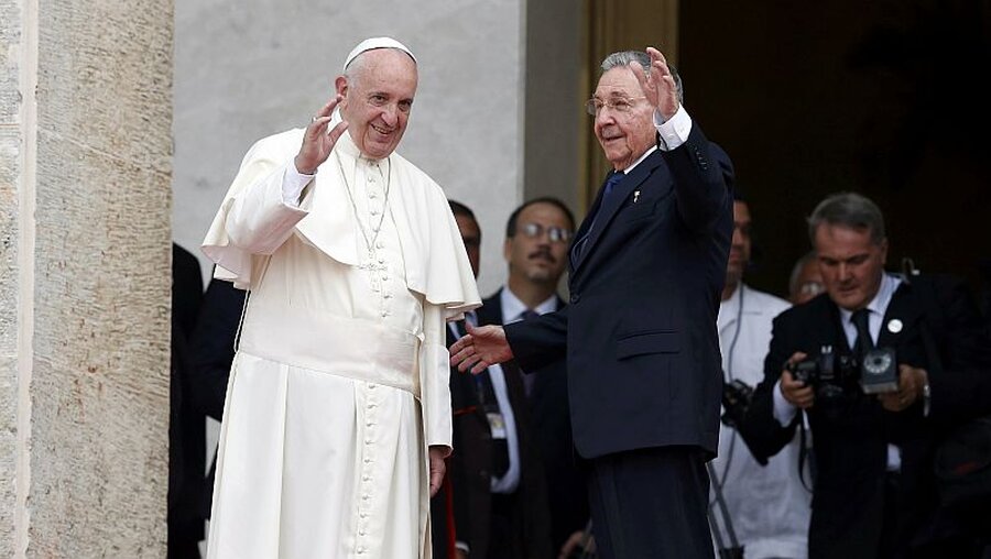 2015: Raul Castro (r.) begrüßt Papst Franziskus in Havanna / © Carlos Garcia Rawlins (KNA)