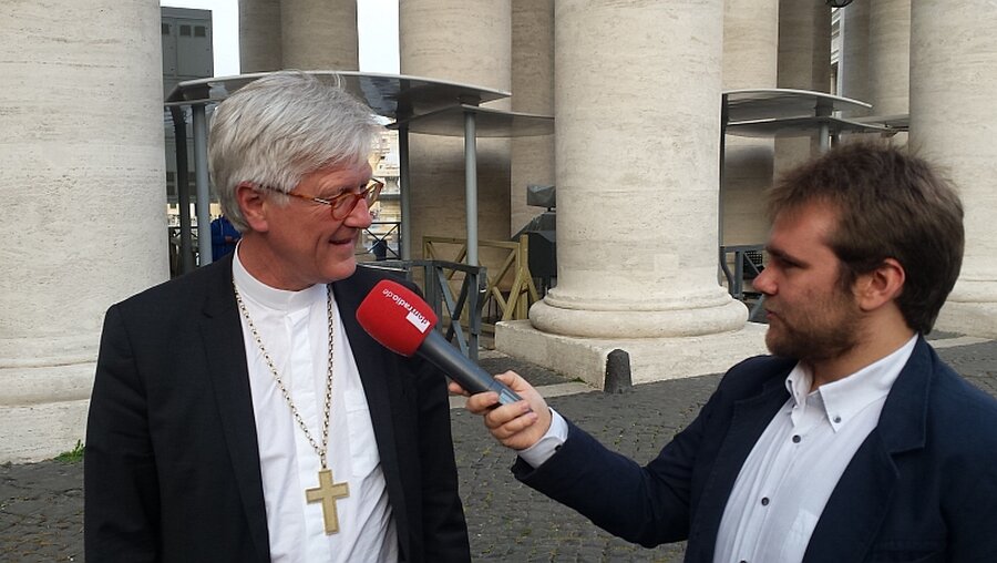 Henrich Bedford-Strohm mit mir direkt nach dem Papst-Treffen / © Renardo Schlegelmilch (DR)